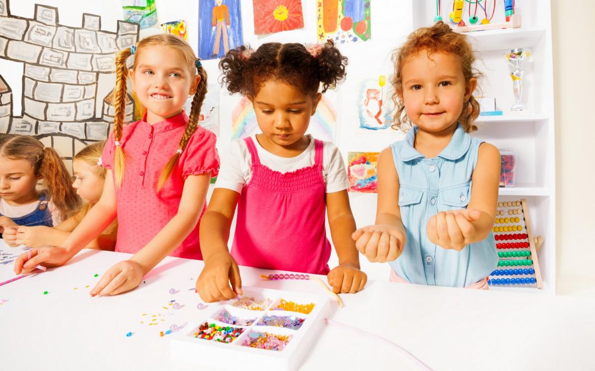 儿童快乐玩耍的图片