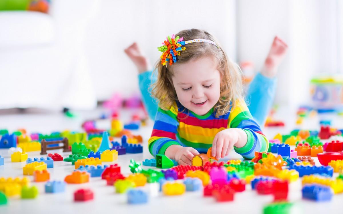 儿童快乐玩耍的图片