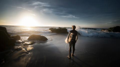 唯美的海边冲浪运动图片
