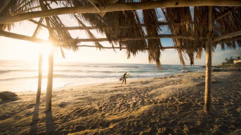 唯美的海边冲浪运动图片