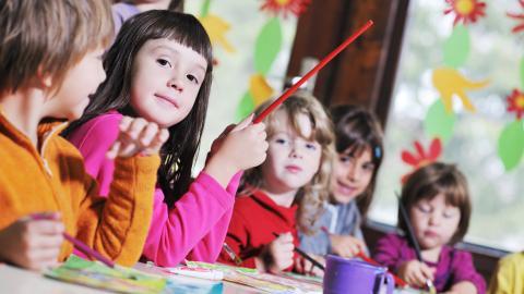 儿童快乐玩耍的图片