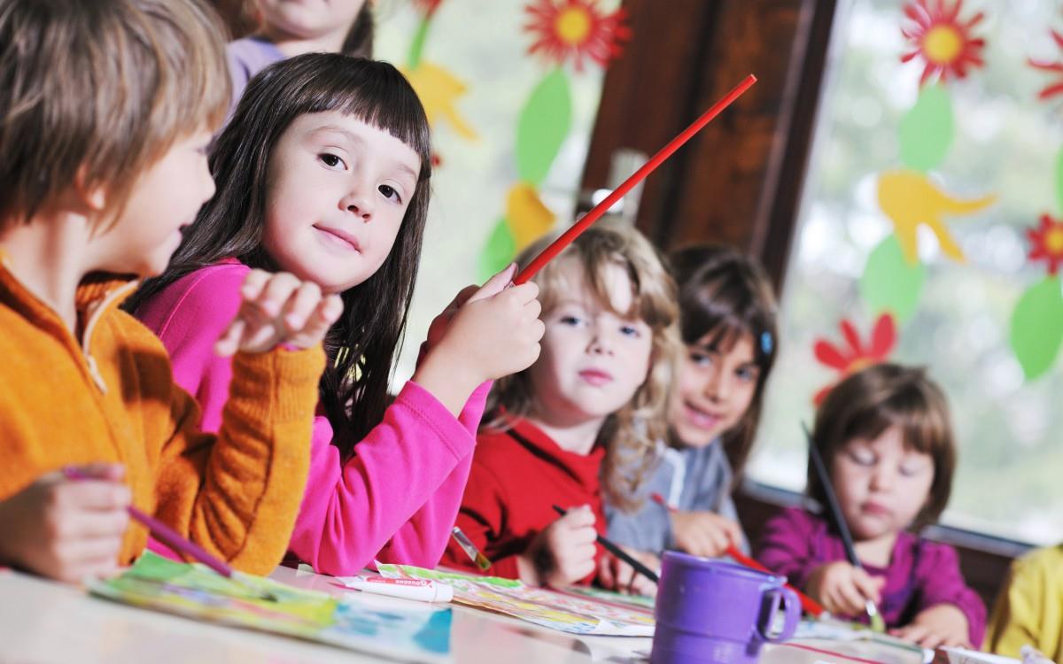 儿童快乐玩耍的图片