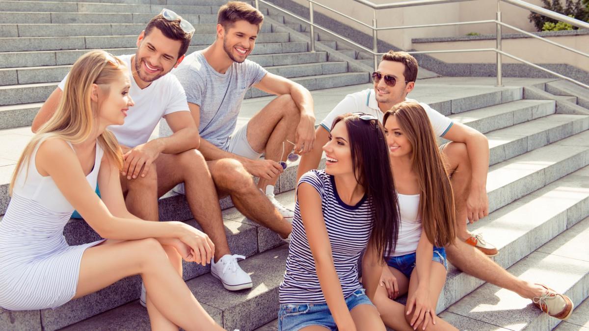 欧美青年男女户外游玩图片