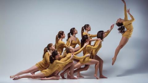 跳芭蕾舞的美女图片