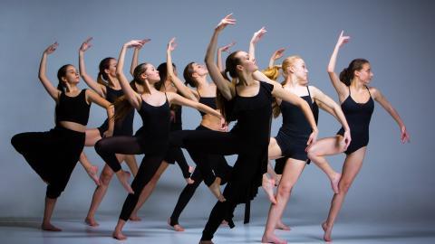 跳芭蕾舞的美女图片