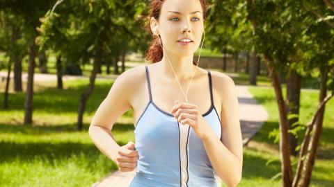 美女跑步机和室外跑步运动图片