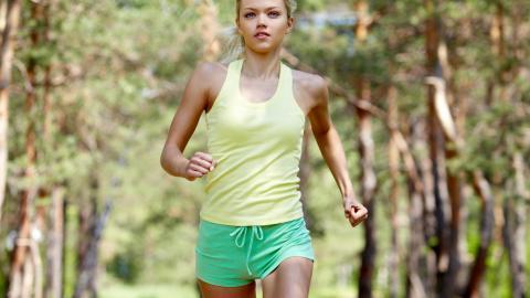 美女跑步机和室外跑步运动图片