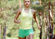 美女跑步机和室外跑步运动图片