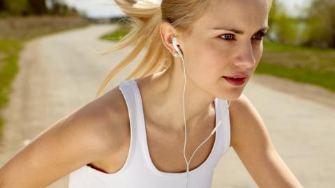 美女跑步机和室外跑步运动图片