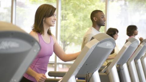 美女跑步机和室外跑步运动图片