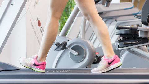 美女跑步机和室外跑步运动图片