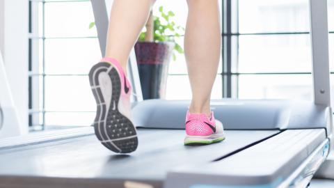 美女跑步机和室外跑步运动图片