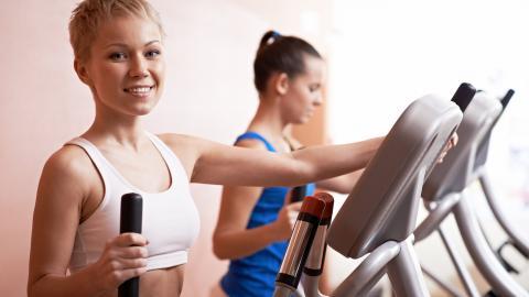 美女跑步机和室外跑步运动图片