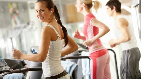 美女跑步机和室外跑步运动图片