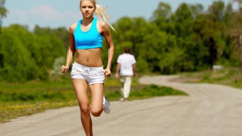 美女跑步机和室外跑步运动图片
