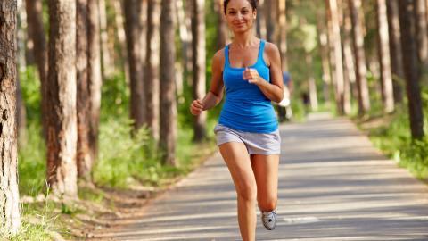 美女跑步机和室外跑步运动图片