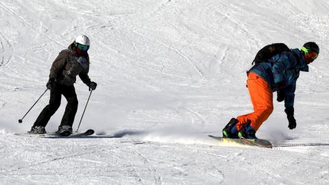 冬季滑雪场滑雪图片
