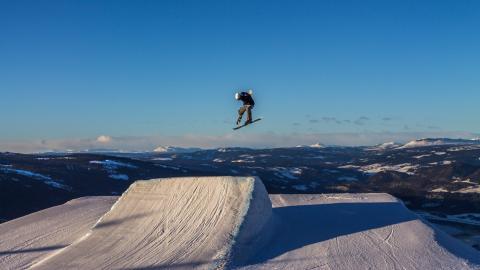 冬季滑雪场滑雪图片
