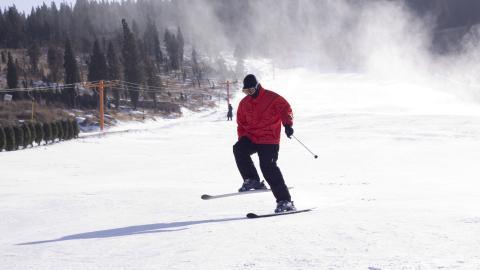 冬季滑雪场滑雪图片