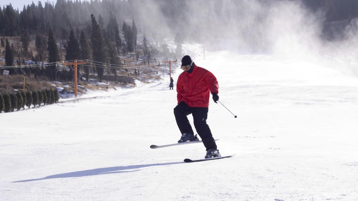 冬季滑雪场滑雪图片