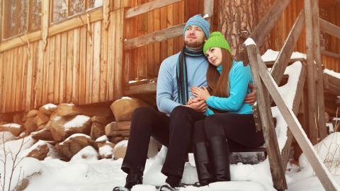 冬季雪地上嬉戏玩耍图片