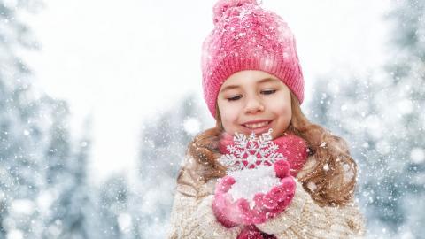 冬季雪地上嬉戏玩耍图片