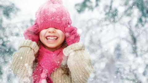 冬季雪地上嬉戏玩耍图片