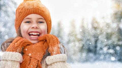 冬季雪地上嬉戏玩耍图片