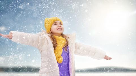 冬季雪地上嬉戏玩耍图片