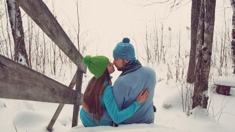 冬季雪地上嬉戏玩耍图片