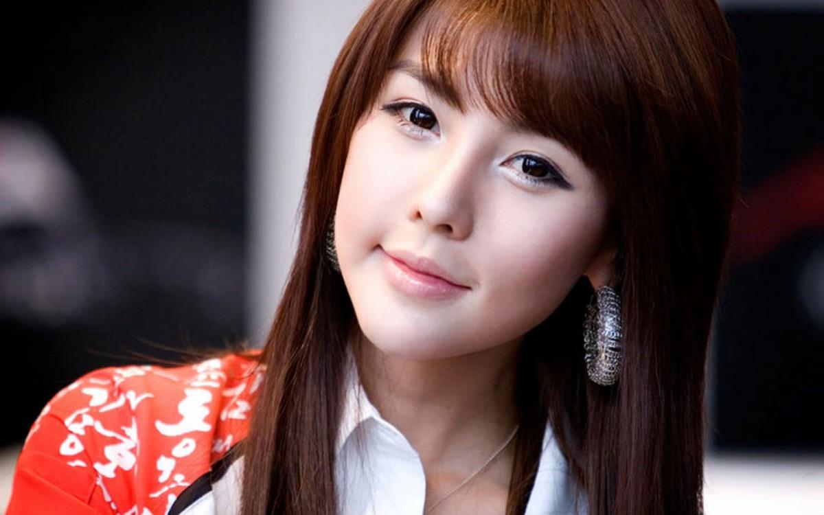 车模美女李智友高清图片