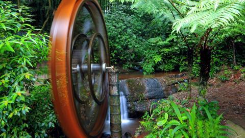 美丽的溪泉瀑布图片