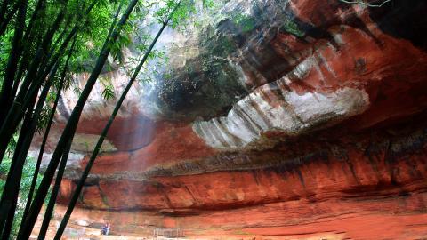 美丽的溪泉瀑布图片