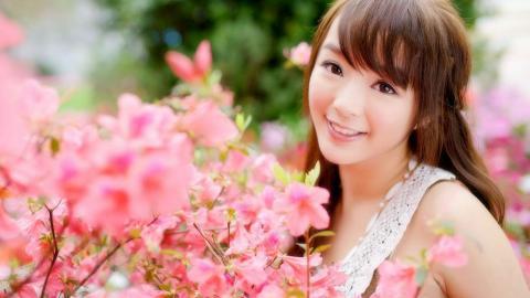 花海中的妩媚清纯女孩黄诗思图片