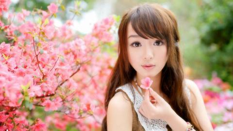 花海中的妩媚清纯女孩黄诗思图片