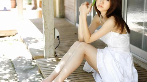 白裙子美女图片