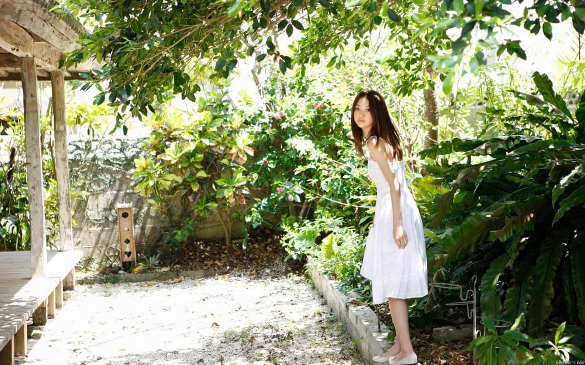 白裙子美女图片