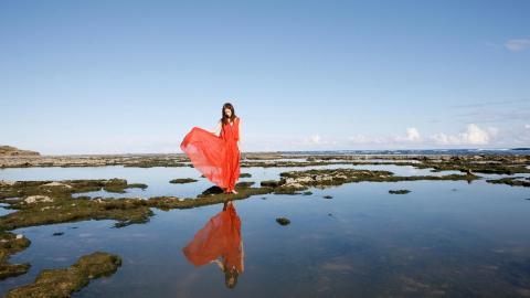 白裙子美女图片