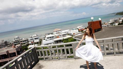 白裙子美女图片