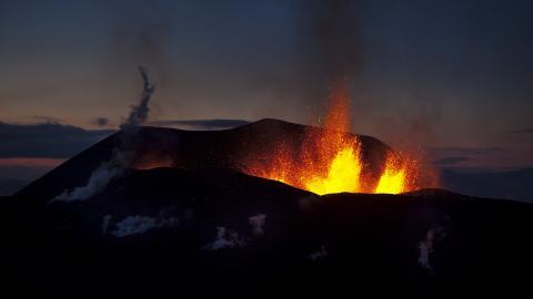 壮观的火山喷发图片