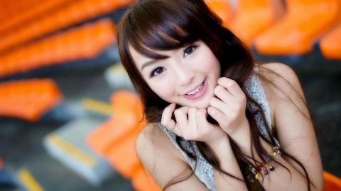 花海中的妩媚清纯女孩黄诗思图片