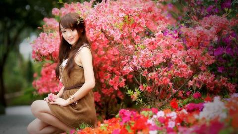 花海中的妩媚清纯女孩黄诗思图片