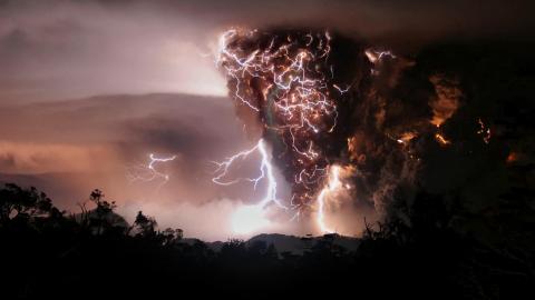 壮观的火山喷发图片