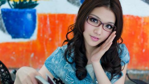 大眼美丽女孩图片