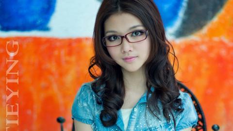 大眼美丽女孩图片