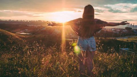 夕阳下的美女身影图片