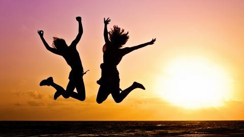 夕阳下的美女身影图片