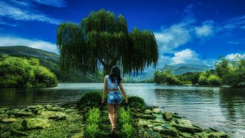 湖边美女人物图片