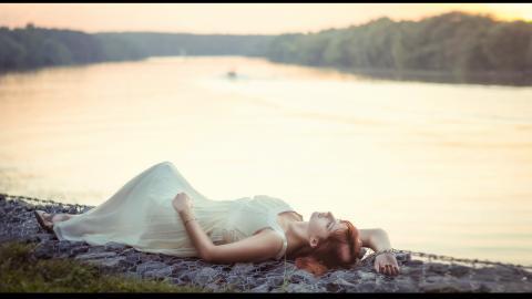 湖边美女人物图片