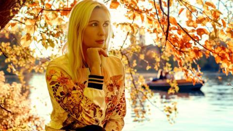 湖边美女人物图片